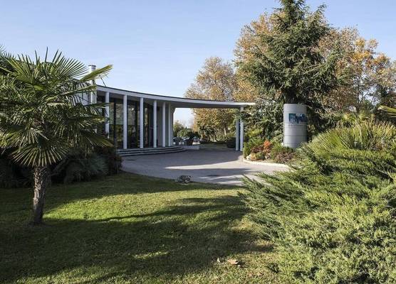 FlyOn Hotel & Conference Center 1