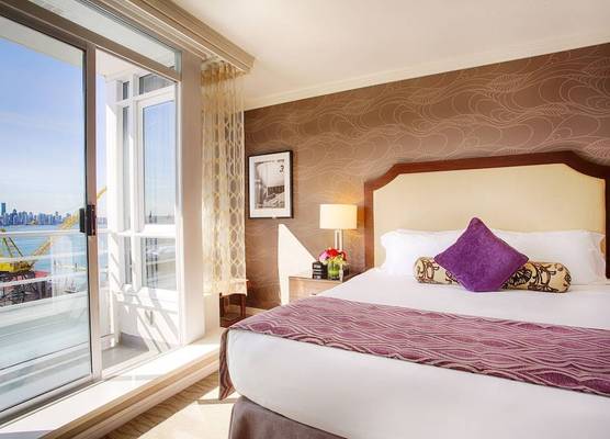Pinnacle Hotel at the Pier 1
