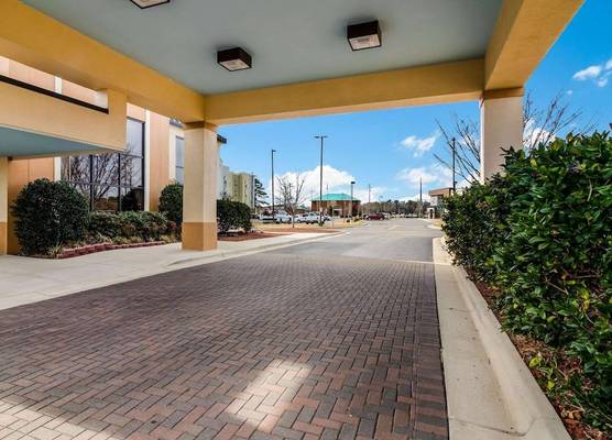 Clarion Pointe New Bern 1