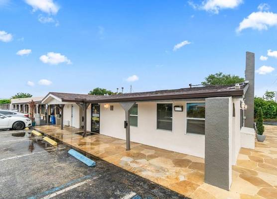 Super 8 by Wyndham Lantana West Palm Beach 1