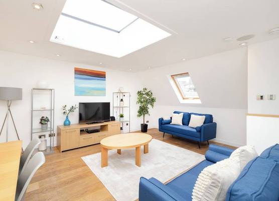 JOIVY Quiet Mews Street Apartment in the Heart of Edinburgh 1