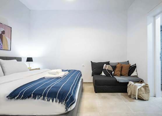 Modern Studio l King Bed & Work Corner 1