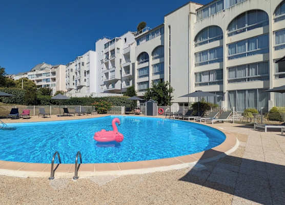 Résidence avec Piscine face au port 200m plage 1