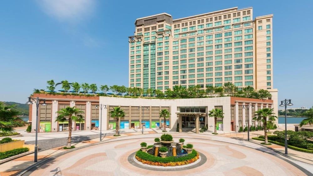 Paris - Lantau Island - Auberge Discovery Bay Hong Kong - Lantau Island