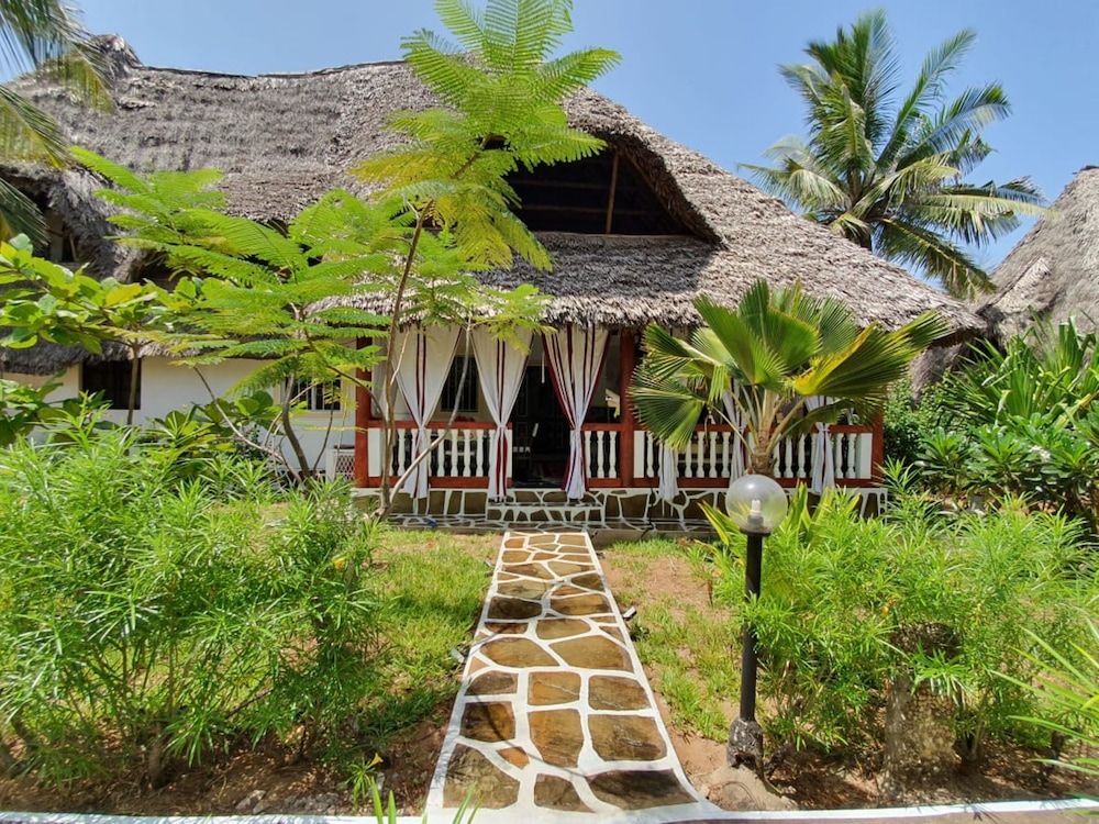Paris - Malindi - Nuru Ya Erika Villas - Malindi